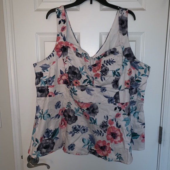 💟🌷Torrid White Floral Peplum Top - Picture 4 of 6